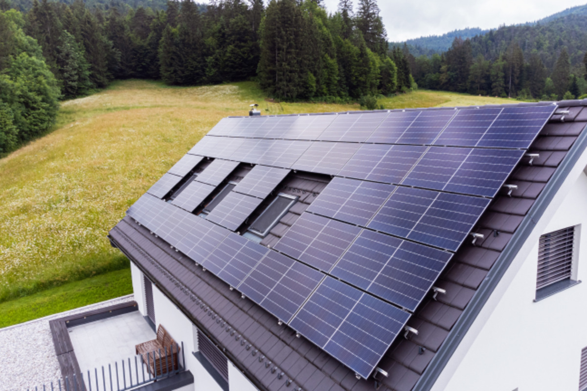 mikro-sončne-elektrarne-s-hranilnikom-energije