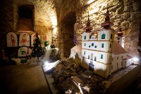 visit_trojica_trilogiija_jaslice_sufit_2023_12_23_MAVA3263_pigac_si