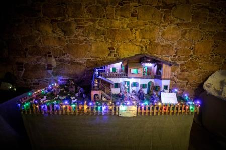 visit_trojica_trilogiija_jaslice_sufit_2023_12_23_MAVA3154_pigac_si